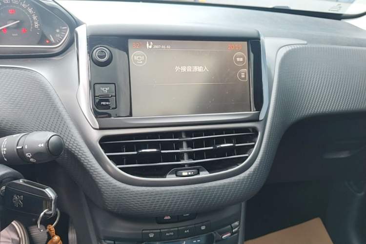Used Peugeot 2008 2014 1.6L Automatic Fashion Edition Audio And AC Panel