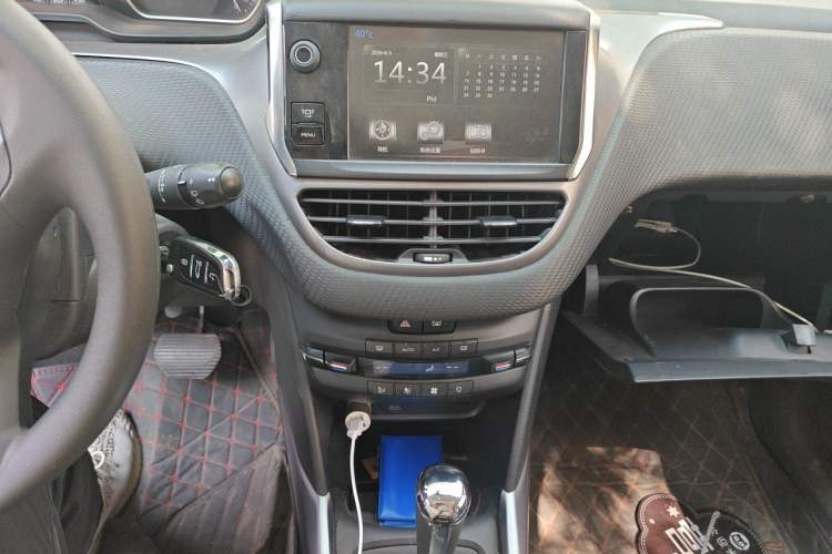 Used Peugeot 2008 2014 1.6L Automatic Fashion Edition Audio And AC Panel