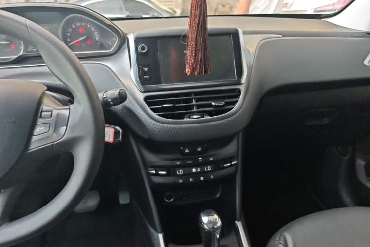 Used Peugeot 2008 2014 1.6L Automatic Fashion Edition Audio And AC Panel