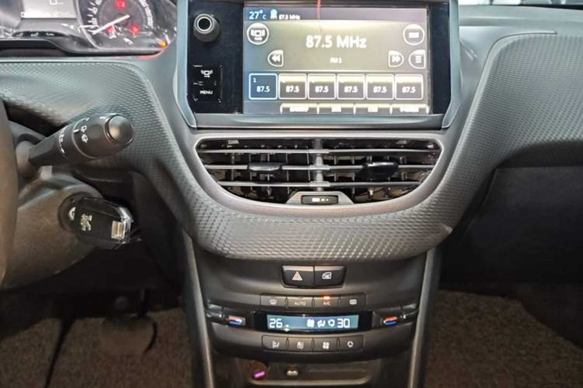 Used Peugeot 2008 2014 1.6L Automatic Fashion Edition Audio And AC Panel