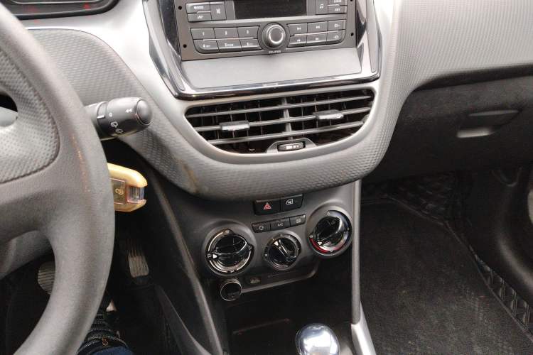 Used Peugeot 2008 2014 1.6L Automatic Trend Edition Audio And AC Panel