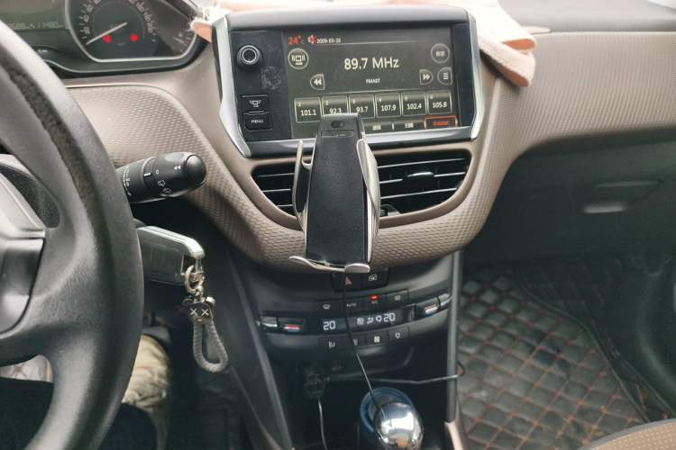 Used Peugeot 2008 2014 1.6L Automatic Fashion Edition Audio And AC Panel
