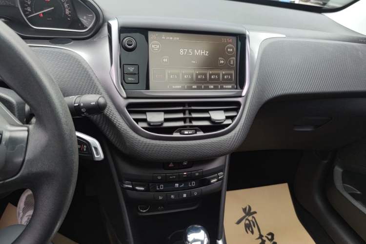 Used Peugeot 2008 2014 1.6L Automatic Fashion Edition Audio And AC Panel