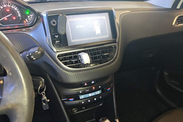 Used Peugeot 2008 2014 1.6L Automatic Fashion Edition Audio And AC Panel