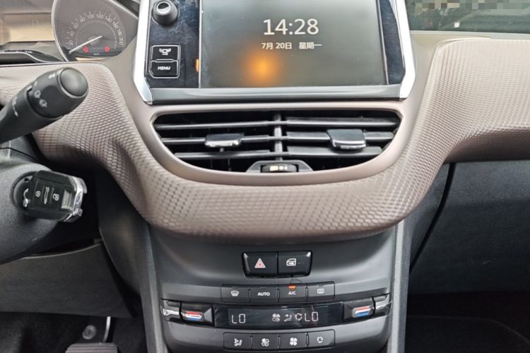 Used Peugeot 2008 2014 1.6L Automatic Fashion Edition Audio And AC Panel