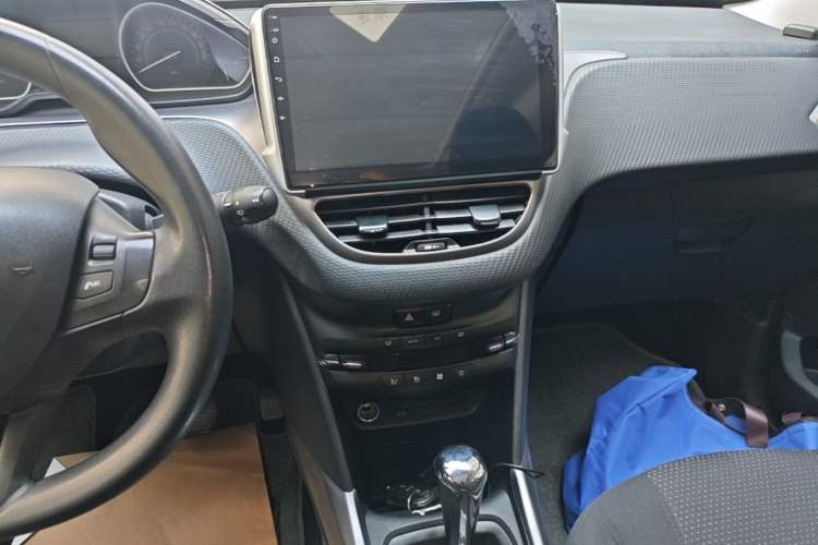 Used Peugeot 2008 2014 1.6L Automatic Fashion Edition Audio And AC Panel