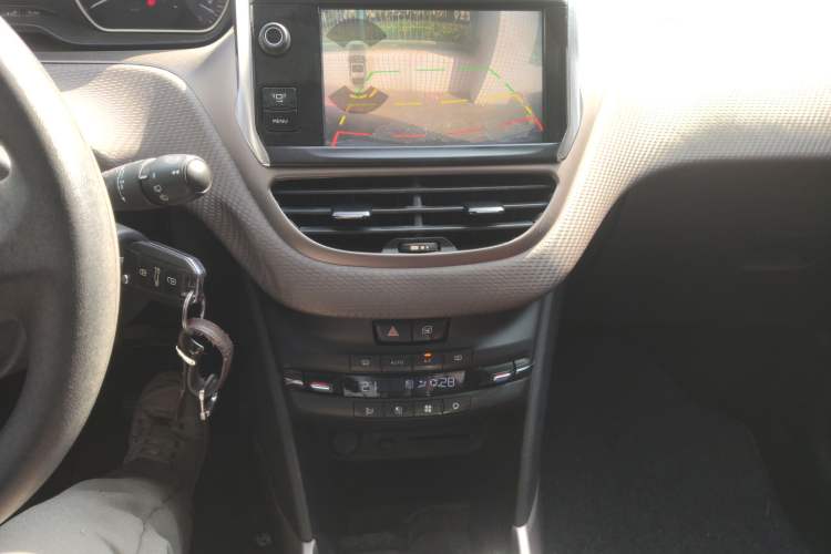 Used Peugeot 2008 2014 1.6L Automatic Fashion Edition Audio And AC Panel