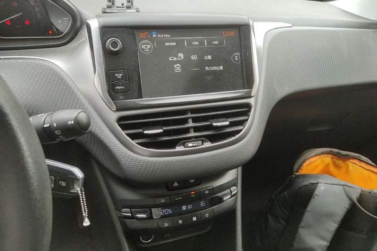 Used Peugeot 2008 2014 1.6L Automatic Fashion Edition Audio And AC Panel