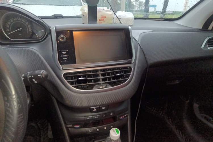 Used Peugeot 2008 2014 1.6L Automatic Fashion Edition Audio And AC Panel
