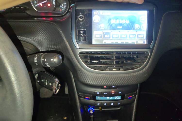 Used Peugeot 2008 2014 1.6L Automatic Fashion Edition Audio And AC Panel