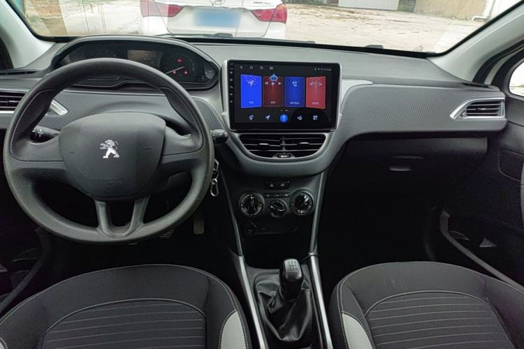 Used Peugeot 2008 2014 1.6L Manual Trend Edition Center Console