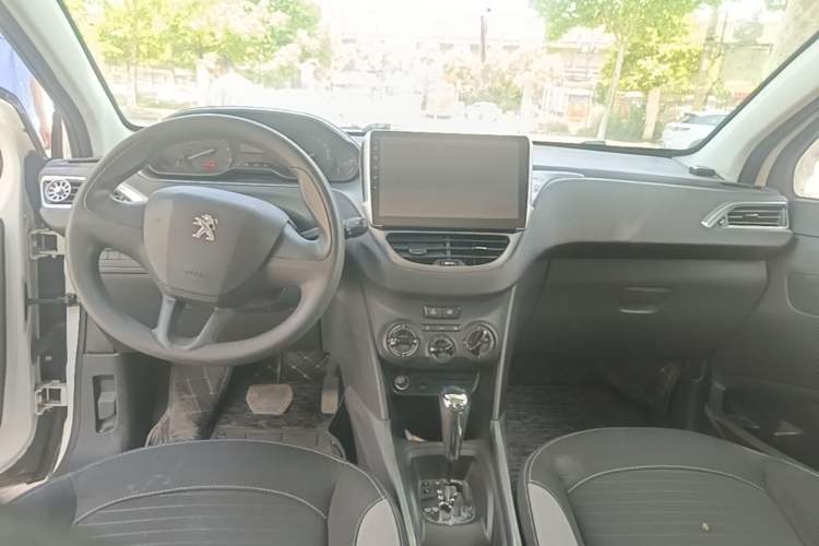 Used Peugeot 2008 2014 1.6L Automatic Trend Edition Center Console