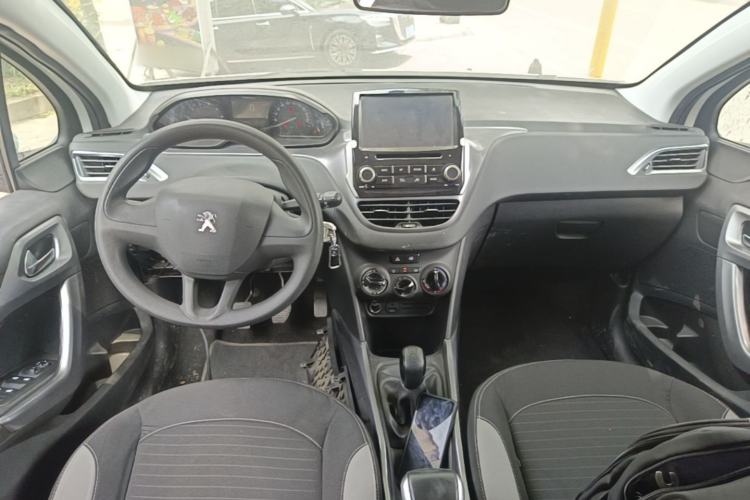 Used Peugeot 2008 2014 1.6L Manual Trend Edition Center Console