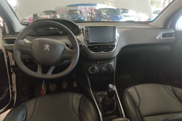 Used Peugeot 2008 2014 1.6L Manual Trend Edition Center Console