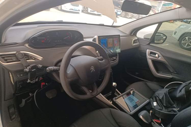 Used Peugeot 2008 2014 1.6L Automatic Trend Edition Center Console