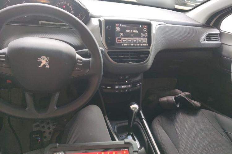 Used Peugeot 2008 2014 1.6L Automatic Fashion Edition Center Console