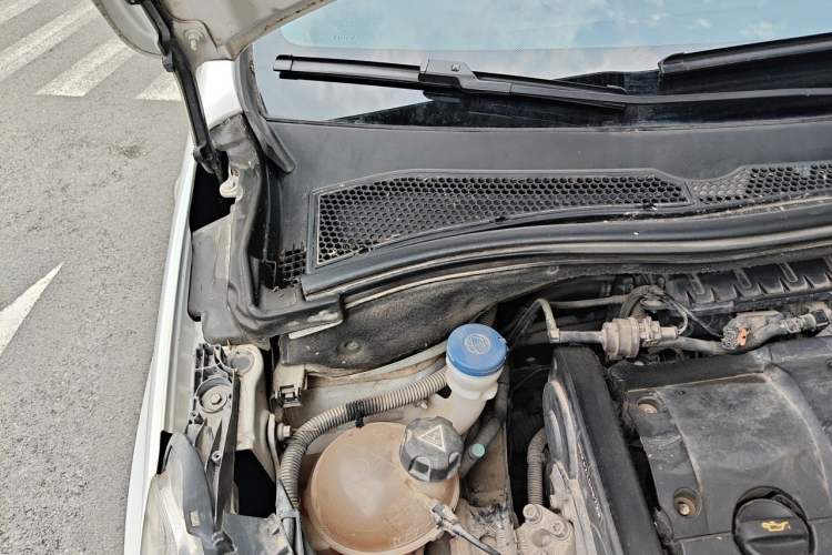 Used Peugeot 2008 2014 1.6L Manual Trend Edition Engine Bay Right