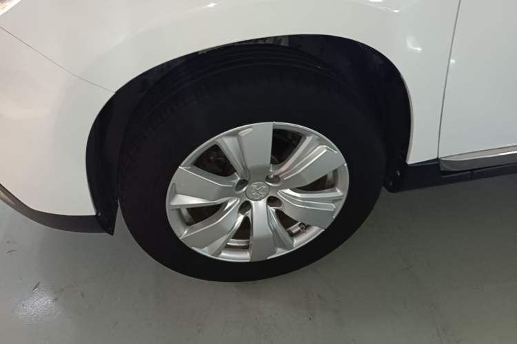 Used Peugeot 2008 2014 1.6L Manual Fashion Edition Exterior 4