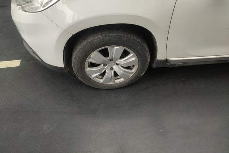 Used Peugeot 2008 2014 1.6L Automatic Fashion Edition Exterior 4