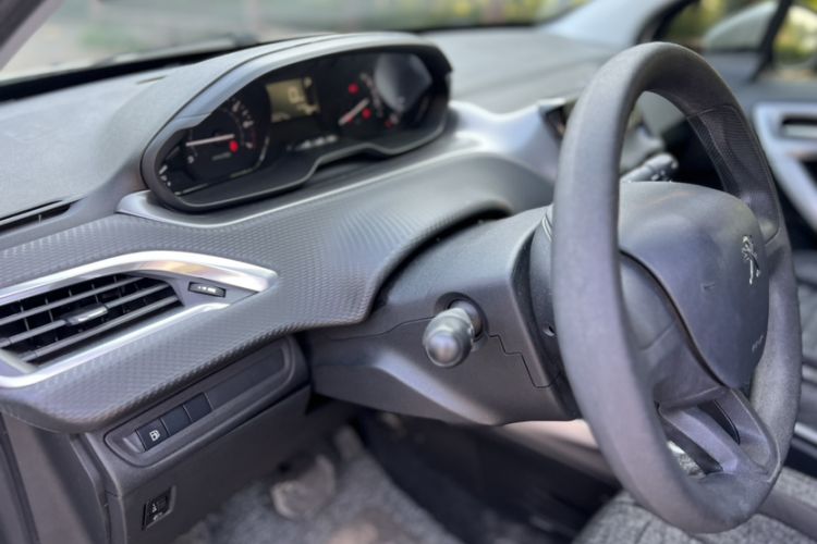 Used Peugeot 2008 2014 1.6L Automatic Trend Edition Gear Lever