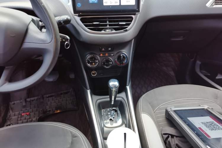 Used Peugeot 2008 2014 1.6L Automatic Trend Edition Gear Lever