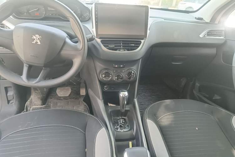 Used Peugeot 2008 2014 1.6L Automatic Trend Edition Gear Lever