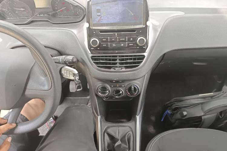 Used Peugeot 2008 2014 1.6L Manual Trend Edition Gear Lever