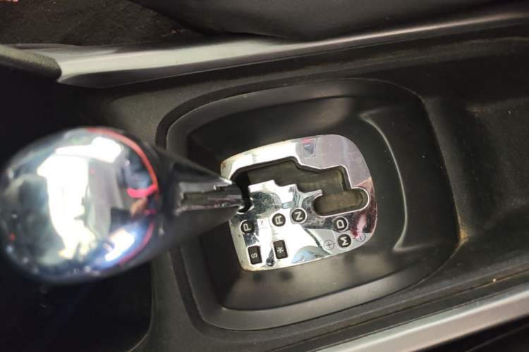 Used Peugeot 2008 2014 1.6L Automatic Trend Edition Gear Lever
