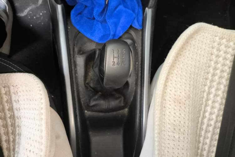 Used Peugeot 2008 2014 1.6L Manual Trend Edition Gear Lever