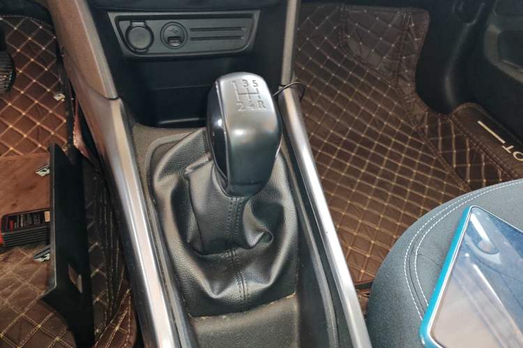 Used Peugeot 2008 2014 1.6L Manual Trend Edition Gear Lever
