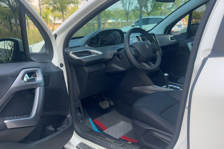 Used Peugeot 2008 2014 1.6L Automatic Fashion Edition Interior 1