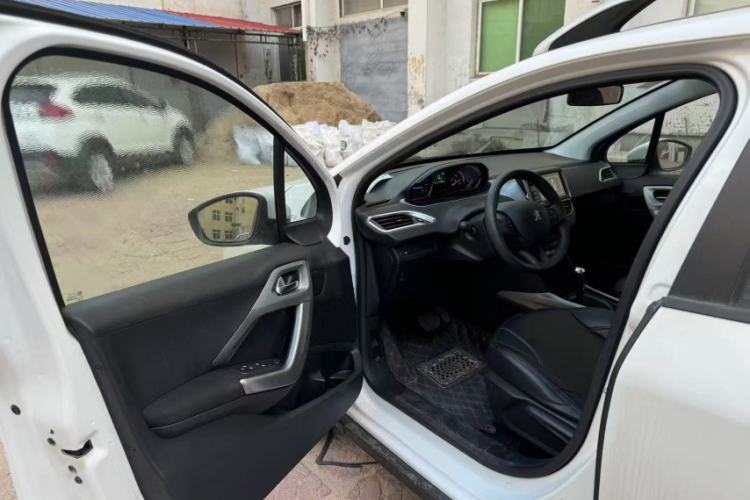 Used Peugeot 2008 2014 1.6L Automatic Fashion Edition Interior 2