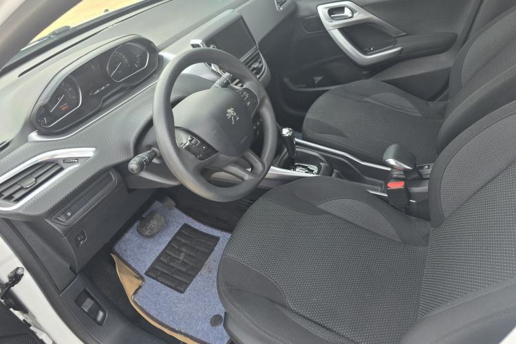 Used Peugeot 2008 2014 1.6L Automatic Fashion Edition Interior 2