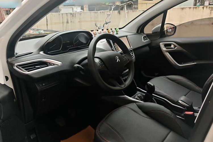 Used Peugeot 2008 2014 1.6L Manual Fashion Edition Interior 3