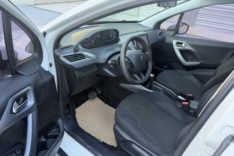 Used Peugeot 2008 2014 1.6L Automatic Fashion Edition Interior 3