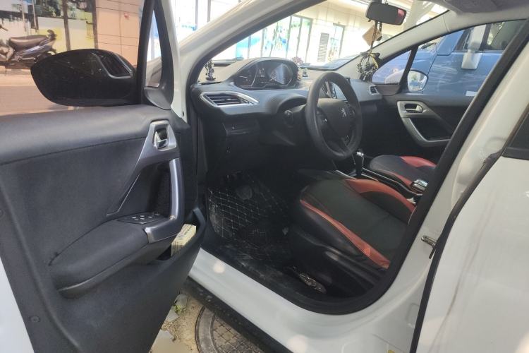 Used Peugeot 2008 2014 1.6L Automatic Fashion Edition Interior 3