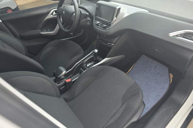 Used Peugeot 2008 2014 1.6L Automatic Fashion Edition Interior 3