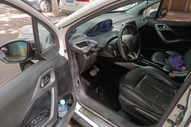 Used Peugeot 2008 2014 1.6L Automatic Navigation Edition Interior 3