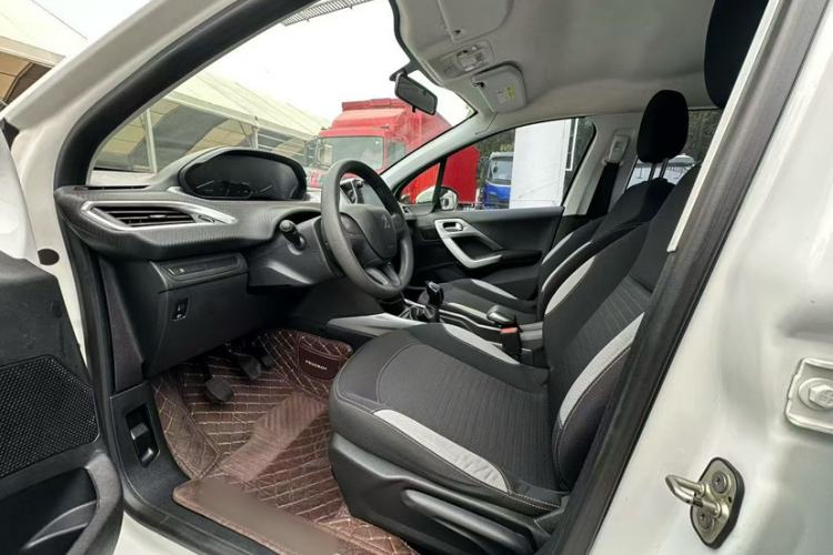 Used Peugeot 2008 2014 1.6L Manual Trend Edition Interior 3