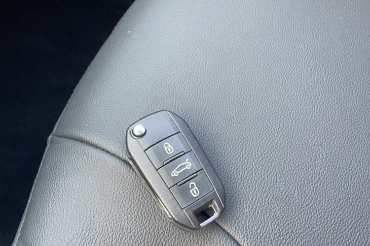 Used Peugeot 2008 2014 1.6L Automatic Fashion Edition Interior 4