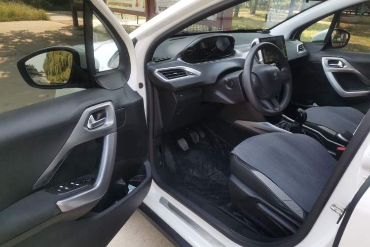 Used Peugeot 2008 2014 1.6L Manual Trend Edition Interior 4