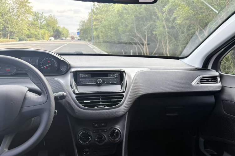Used Peugeot 2008 2014 1.6L Manual Trend Edition Interior 4