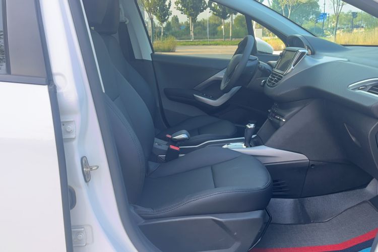 Used Peugeot 2008 2014 1.6L Automatic Fashion Edition Interior 5