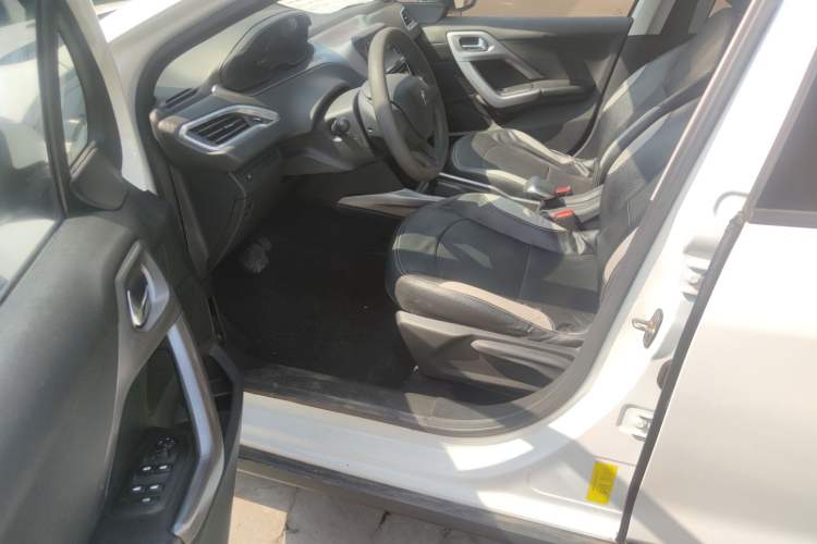 Used Peugeot 2008 2014 1.6L Automatic Trend Edition Interior 6