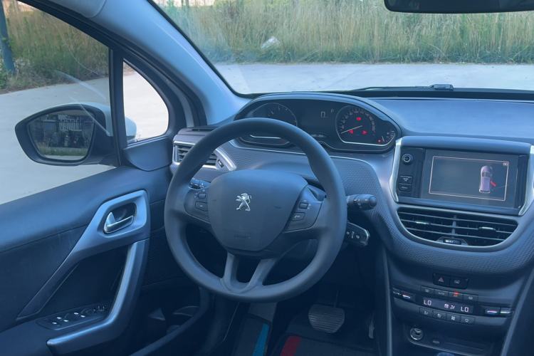 Used Peugeot 2008 2014 1.6L Automatic Fashion Edition Interior 6