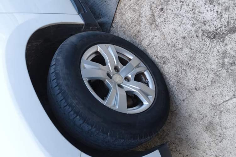 Used Peugeot 2008 2014 1.6L Automatic Trend Edition Left Front Wheel Hub