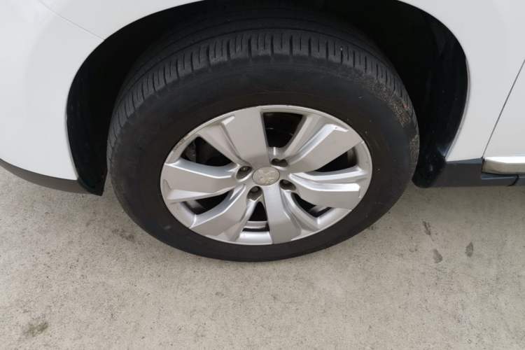 Used Peugeot 2008 2014 1.6L Manual Fashion Edition Left Front Wheel Hub