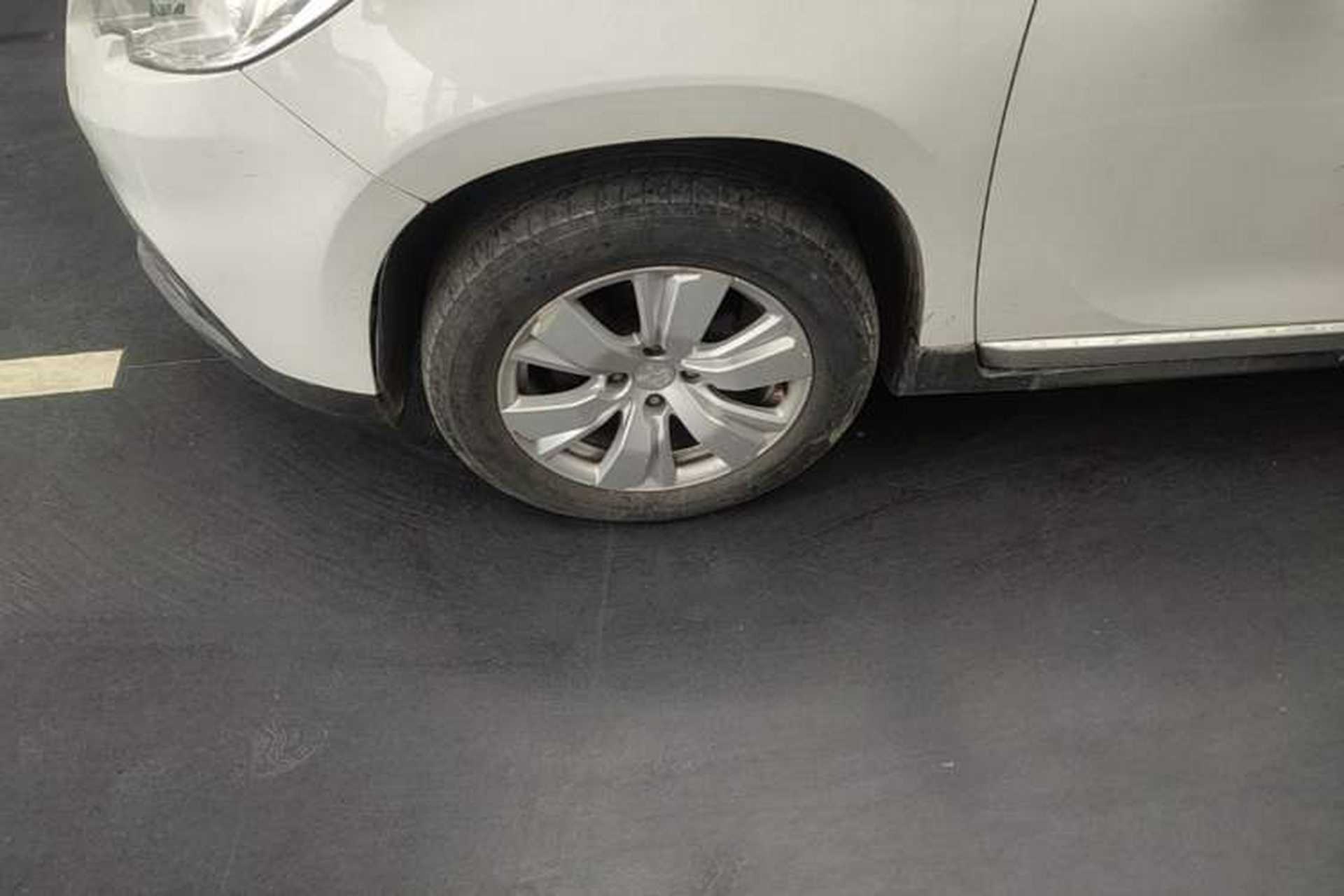 Used Peugeot 2008 2014 1.6L Automatic Fashion Edition Left Front Wheel Hub