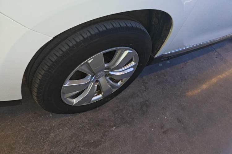Used Peugeot 2008 2014 1.6L Automatic Fashion Edition Left Front Wheel Hub