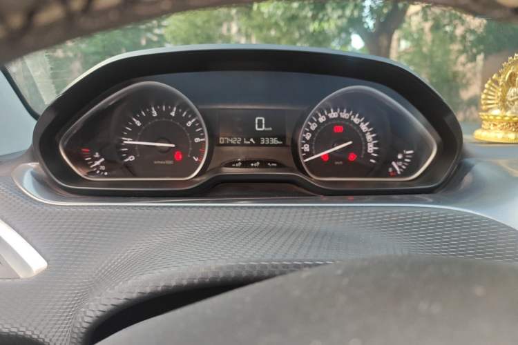 Used Peugeot 2008 2014 1.6L Manual Fashion Edition Odometer Close Up